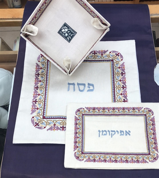 Folding matzah tray